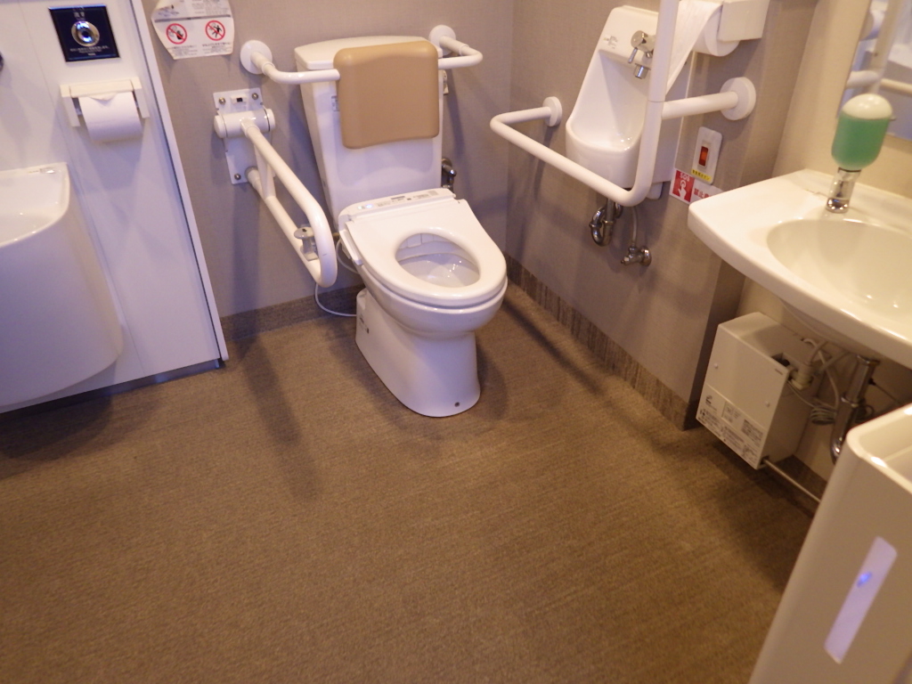 改修後 オストメイトも備えた身障者トイレの整備