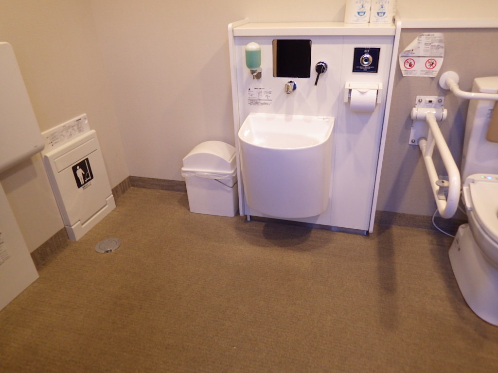 改修後 オストメイトも備えた身障者トイレの整備